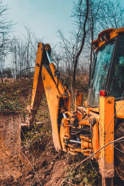 Una Excavadora Amarilla Trabaja Claro Del Bosque Cava Tierra 2020 —  Fotos de Stock