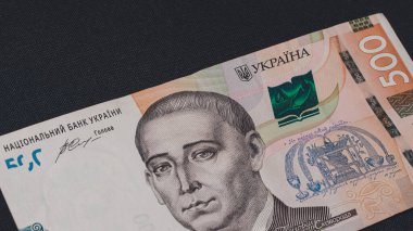 Bir sürü Ukrayna hrivniası, siyah arka planda 500 hryvnia değerinde, siyah 2020 'ye güzelce para yatırılmış.
