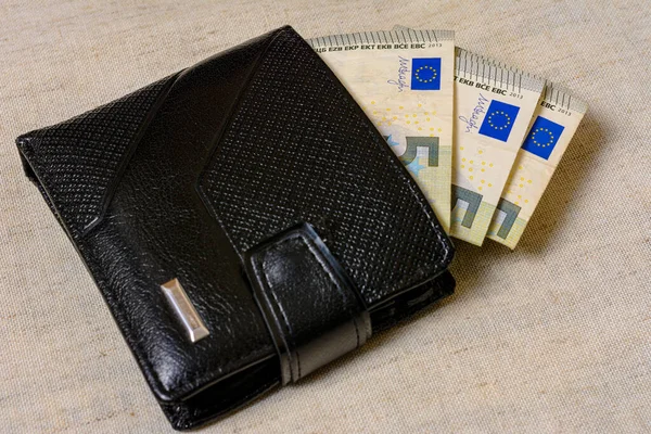 灰色背景的黑色皮夹里有5欧元 2020年 — 图库照片