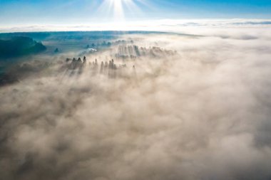2020 numaralı dağ köyünde sisli bir kış sabahı.
