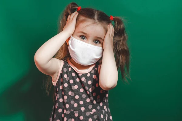 Mały Kaukaski Dziewczyna Medyczny Maska Nosi Czerwony Polka Kropka Sukienka — Zdjęcie stockowe