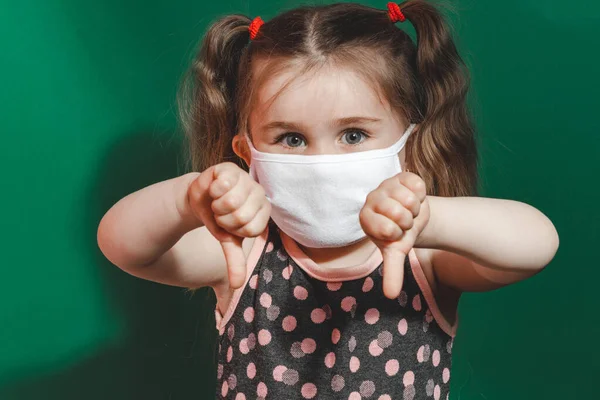 Mała Kaukaska Dziewczyna Masce Medycznej Sukience Kropki Pokazujące Znak Kciuka — Zdjęcie stockowe