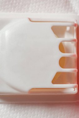 Bir salgında üretilen tıbbi ve koruyucu maskelerin üretiminde 3M maske kapakçığı kapanıyor. Fabrikanın makro fotoğrafı 2021.