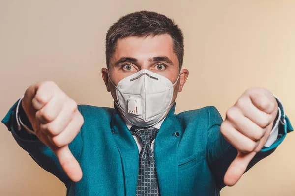 남자이며 넥타이를 의료용 마스크를 유행병 코로나 바이러스의 활동에 확신을 나타내고 — 스톡 사진