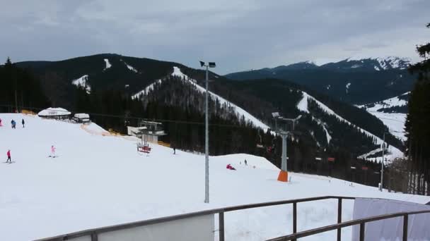 Personas Esquiando Haciendo Snowboard Pista Nieve Estación Esquí Invierno Ascensor — Vídeo de stock