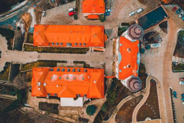 Soğuk sonbahar manzarası boyunca Polonya 'daki Majestic Ksiaz Şatosu. Swidnica, Polonya - 29 Ocak 2020