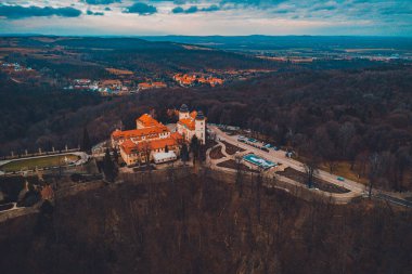 Soğuk sonbahar manzarası boyunca Polonya 'daki Majestic Ksiaz Şatosu. Swidnica, Polonya - 29 Ocak 2020