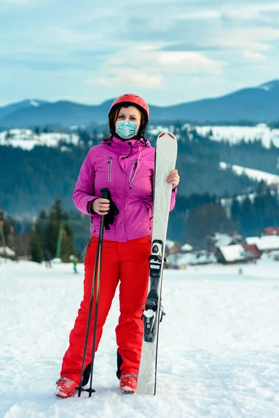 Porträt Einer Skifahrerin Vor Dem Hintergrund Der Karpaten 2021 — Stockfoto