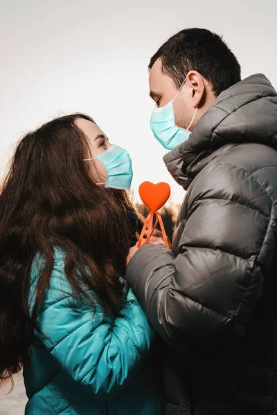 Pareja Amorosa Máscara Médica Tomados Mano Parque Durante Cuarentena Pandemia — Foto de Stock