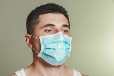 2021 Coronavirus salgını sırasında tıbbi maskeli erkek hastaya yakın çekim