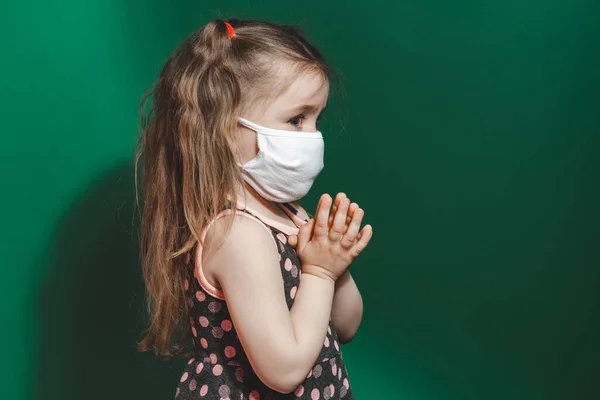 Niña Caucásica Enferma Con Máscara Médica Durante Epidemia Coronavirus Reza — Foto de Stock