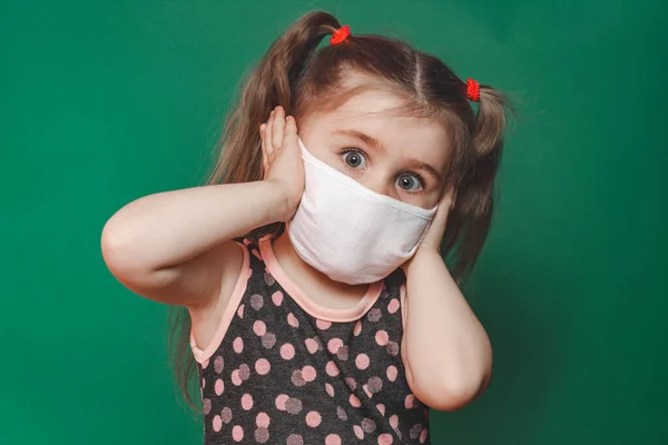 Маленька Біла Дівчинка Медичній Масці Носить Червоне Точкове Плаття Студії — стокове фото