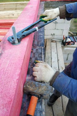 Çatı kirişlerinin 20.20 'de inşasında ahşap kirişlerin kapatılması