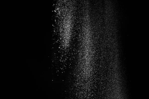 2020年黑色背景上孤立的小颗粒上的白色蓬松雪 — 图库照片