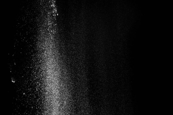 Белый пушистый снег на мелких частицах, изолированных на черном фоне 2020
