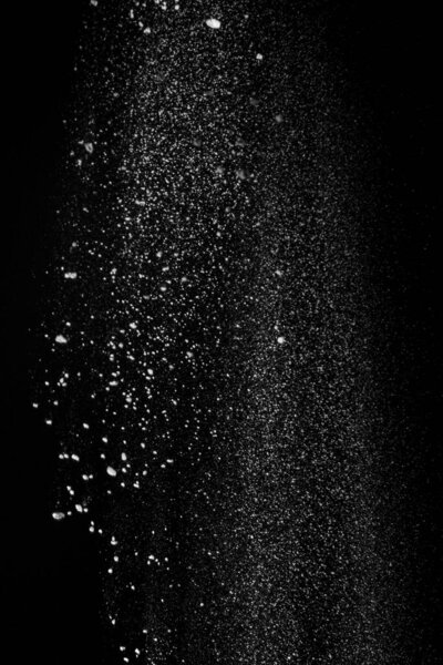 Белый пушистый снег на мелких частицах, изолированных на черном фоне 2020
