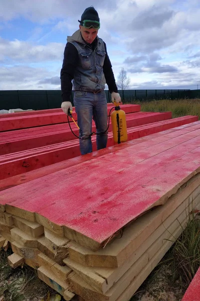 Працівник Покриває Дерев Яні Дошки Захисною Фарбою 2020 — стокове фото