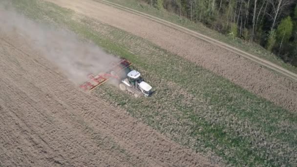 Flug Über Einen Raupentraktor Der Den Boden Durch Lockerung Des — Stockvideo