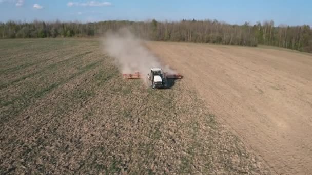 Framifrån Krypmaskin Traktor Sådd Harrodd Jord Fältet Video — Stockvideo