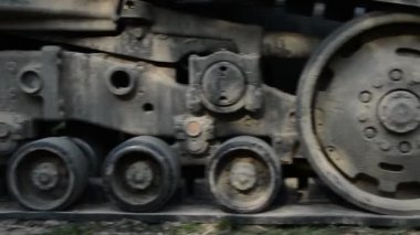 Modern bir traktörün tırtılına yakın çekim. Hd video 1920x1080