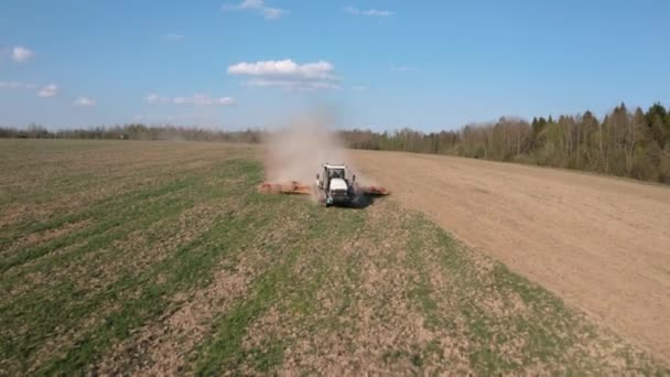 Vooraanzicht van een rupstrekker tijdens het zaaien. Aardappelen in het veld. 4k video. — Stockvideo