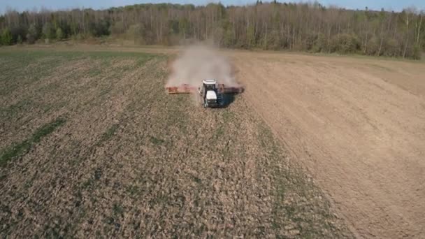 Widok z przodu ciągnika gąsienicowego podczas siewu. Zgniatająca gleba na polu. 4k wideo. — Wideo stockowe