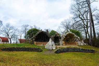 Almanya ve Polonya sınırında gökyüzü ve cehennem 2020 denilen taş bir mağara şeklinde güzel bir anıt.