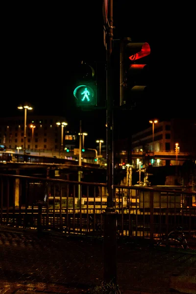 Primer Plano Los Coloridos Semáforos Con Flechas Ciudad Nocturna 2020 — Foto de Stock