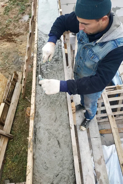 新しい家の建設 路面電車との作業でコンクリートの労働者ライン 2020 — ストック写真