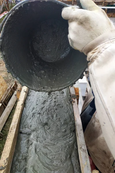 Şçi Bir Kova Çimento Döker 2020 — Stok fotoğraf