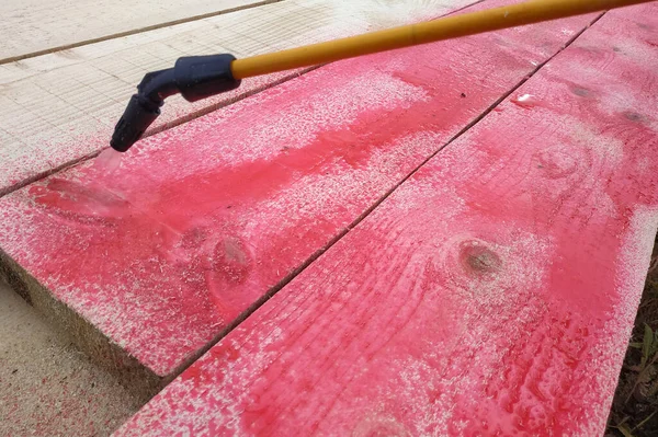 Trabajador Aplica Líquido Protector Descomposición Líquido Putrefacto Tableros Madera 2020 — Foto de Stock