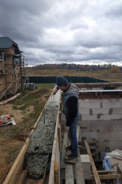 Yeni evin temeli, bina, detaylar ve çelik parmaklıklar ve tel çubuk takviyesi, çimento. 2020