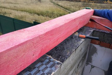 2020 'de yeni bir evin çatısının yapımı ve inşaatı başladı.