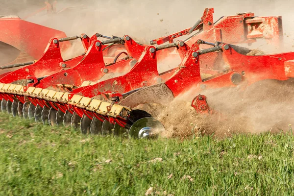 Zemědělské Vybavení Drtí Oranou Půdu Lezecký Traktor Táhne Brázdu Aby — Stock fotografie