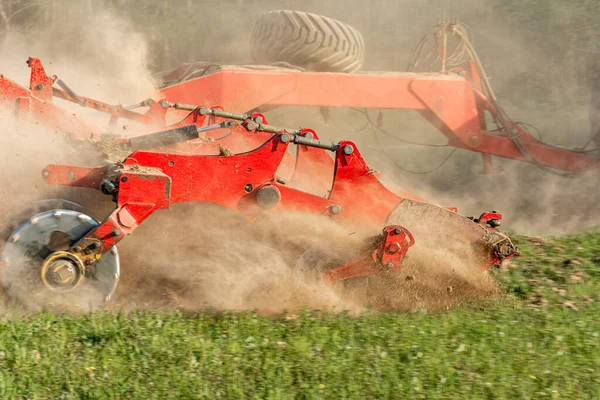 Сільськогосподарське Обладнання Відкладає Оранжеві Землі Гусеничний Трактор Витягує Борону Щоб — стокове фото
