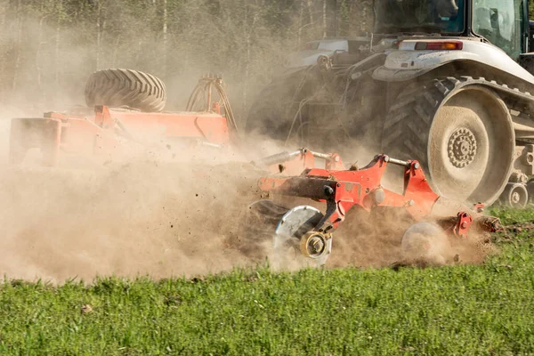 Jordbruksutrustning Strimlade Den Plöjda Marken Krypmaskin Traktor Drar Harv För — Stockfoto