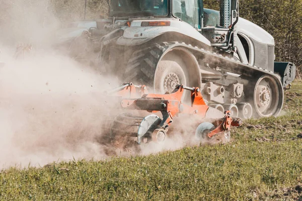 Tarımsal Teçhizat Sürülen Toprakları Parçalıyor Bir Sürüngen Traktörü Toprağı 2021 — Stok fotoğraf