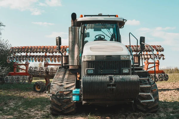 Tractor Orugas Blanco Muy Grande Encuentra Campo Verano Mientras Cultiva — Foto de Stock