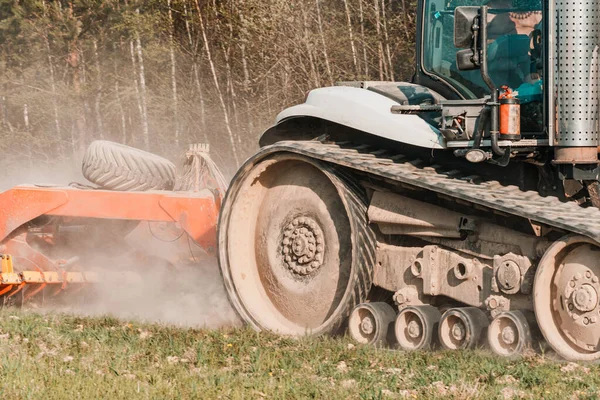 Tractorrups Een Landbouwveld Van Dichtbij Een Moderne Nieuwe Tracker Zeer — Stockfoto