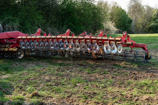 Egy Vörös Modern Borona Áll Mezőn Vetés Előtt Hidraulikus Mechanizmus — Stock Fotó