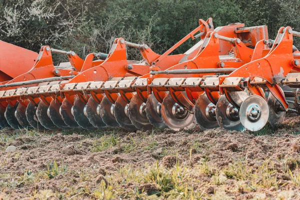 Röd Modern Harv Står Ett Fält Innan Sådd Hydraulisk Mekanism — Stockfoto