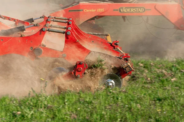 Zemědělské Vybavení Drtí Oranou Půdu Lezecký Traktor Táhne Nosnou Raketu — Stock fotografie