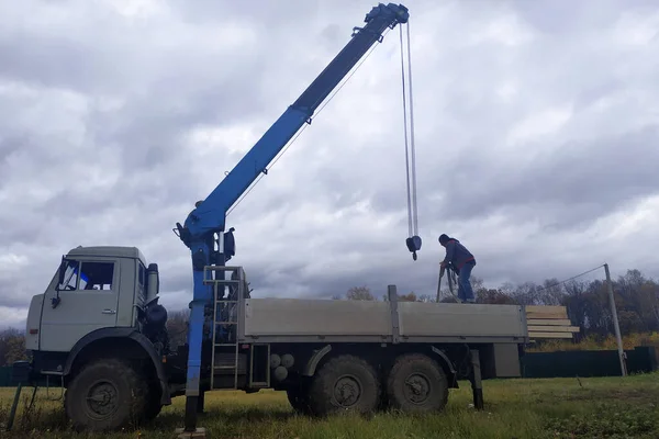 Grúa Cielo Fondo Descarga Tablas Sitio Construcción 2020 — Foto de Stock