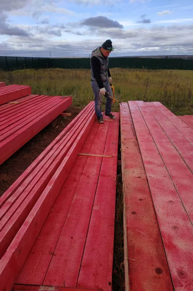 Працівник Покриває Дерев Яні Дошки Захисною Фарбою 2020 — стокове фото