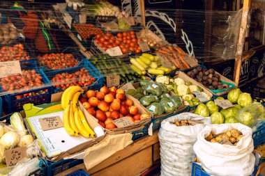 Karantina sonrası şehirlerdeki pazarların devamı. Raflar, Coronavirus 2021 hastalarına karşı güvenlik için filmlerle çevrili. Ivano-Frankivsk, Ukrayna - 25 Mayıs 2020.