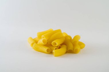 beyaz zemin üzerine makarna