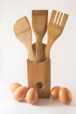 Yumurta ile mutfak eşyaları