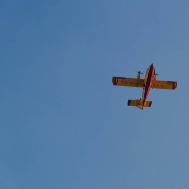 Maiori Salerno İtalya 08/17/2017: Canadair bir yangın söndürme görev için bırakarak