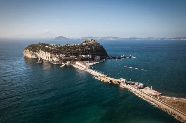 Vista de la isla de Nisida en Campania — Foto de Stock