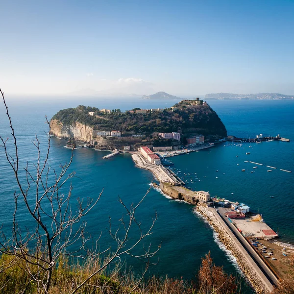 Vista de la isla de Nisida en Campania — Foto de Stock